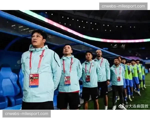 【2026年4月中超联赛·赛中·花絮花絮:转播镜头捕捉到山东泰山教练组实时绘制肋部跑位示意图 【2026年4月中超联赛·赛中·花絮花絮:转播镜头捕捉到山东泰山教练组实时绘制肋部跑位示意图